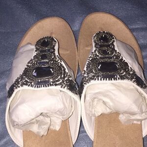 Simply Vera!  sandals! NIB! 7.5! Fun&flirty! White! Great for summertime!